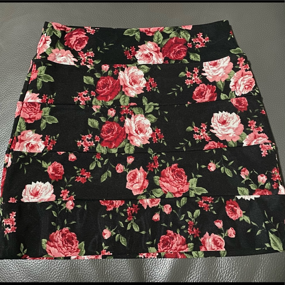 🛍️SOLD🛍️ Vintage Lovely Day Floral 🌺 Mini Skirt Sz S